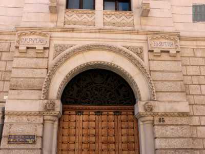 Qui troviamo i primi simboli massonici, a partire dalle epigrafi in latino poste sulle facciate. Quella sul portone recita infatti per aspera ad astra (�la via che porta alle cose alte � piena di ostacoli�)...